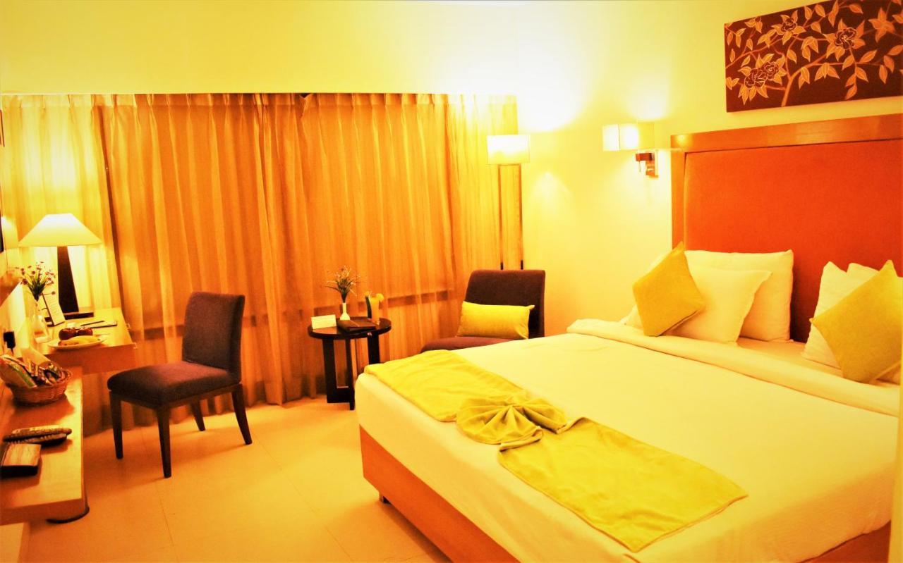 Gis Select Banjara Hill Hyderabad Exterior foto